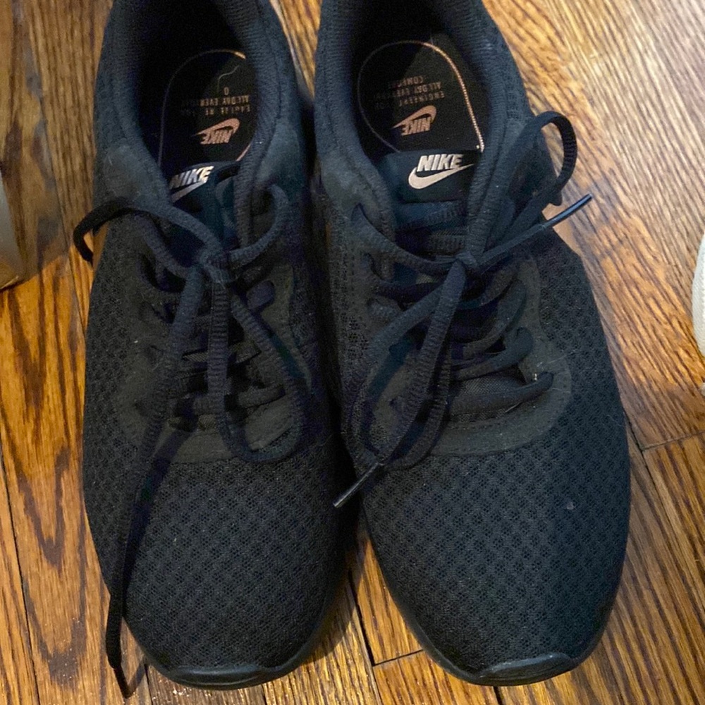 Womens nike shoes size 7